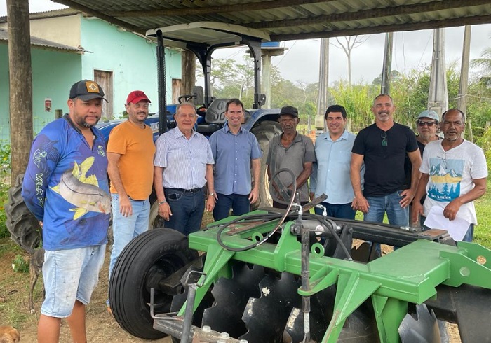 57 famílias beneficiadas com equipamento para trator em Regência