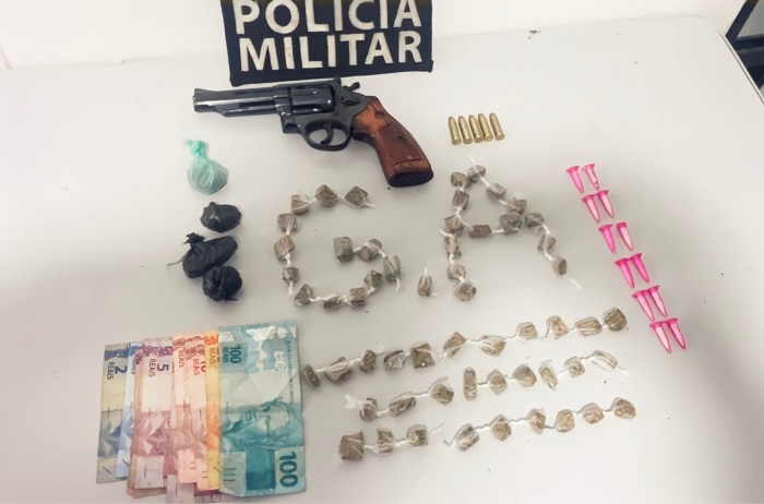 Praça do Canivete: Maconha, cocaína e menor apreendidos após denúncia de populares