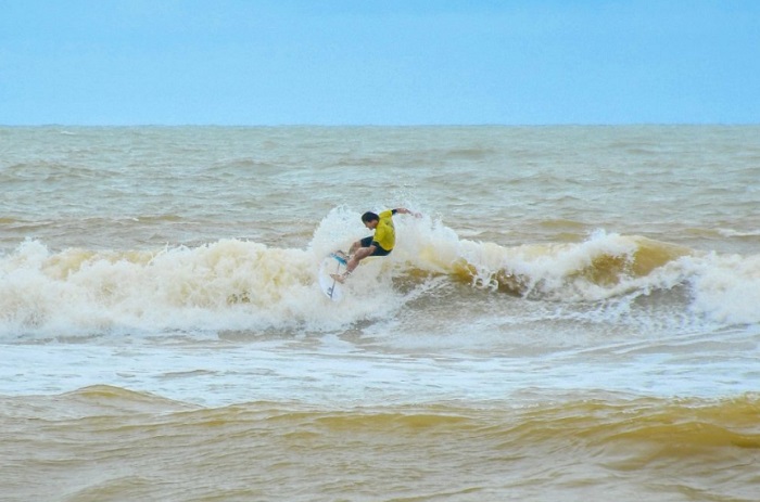 Mais de R$ 25 mil em premiações: Domingo com a final das categorias e premiação da Tríplice Coroa de surfe em Regência