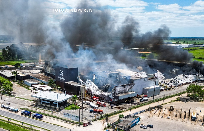 Incêndio já vai para 40h na Cacau Show Linhares. Colaboradora não consegue parar de chorar