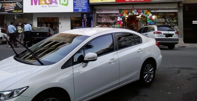 Centro: motorista é multado por estacionar em frente à garagem