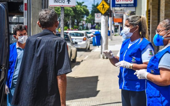 Distribuição de água para população em situação de rua em Linhares no calorão