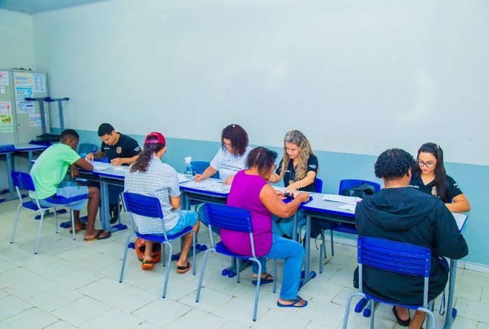 Linhares V: Ação social com serviços gratuitos na Escola Regina Banhos Paixão