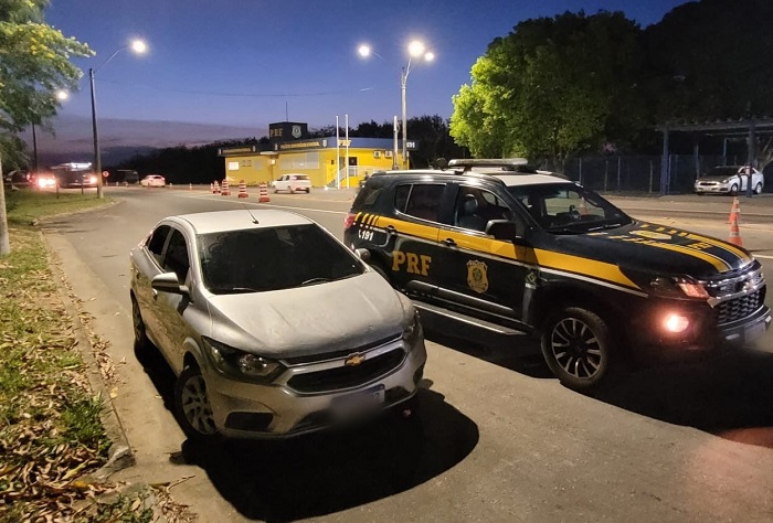 Linhares: Carro roubado e clonado é recuperado pela PRF