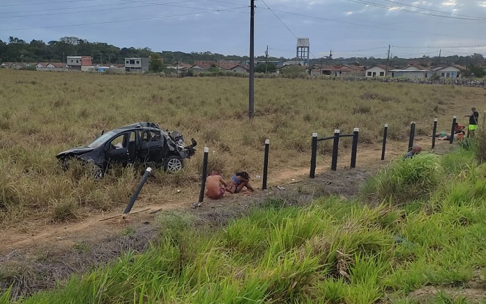 Crianças e adultos feridos em acidente na Estrada do Pontal. O carro foi parar no pasto