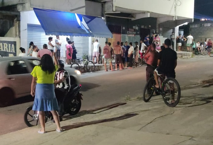 Baleado no Linhares V agoniza em calçada perto do antigo DMP. “Assassinos pensaram que morreu”, comenta morador