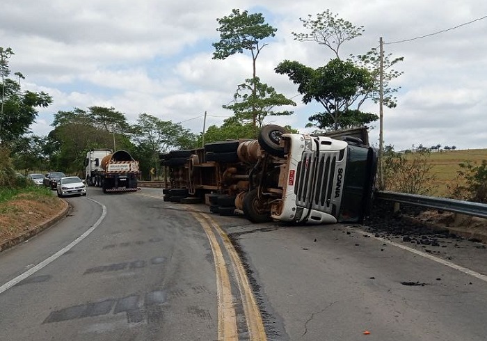 Carreta carregada de carvão tomba na BR-259, Colatina