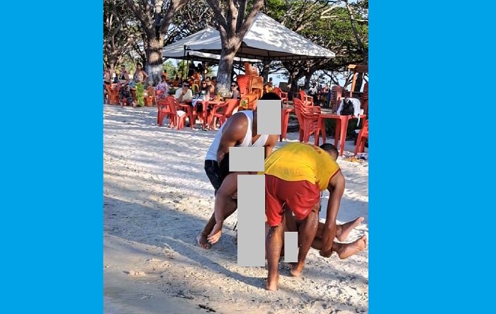 Afogamento na Lagoa Nova. Banhistas observam vítima desmaiada