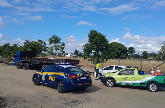 BR-101: Caminhoneira é rendida por bandidos, carga valiosa é roubada e veículo é abandonado em Sooretama