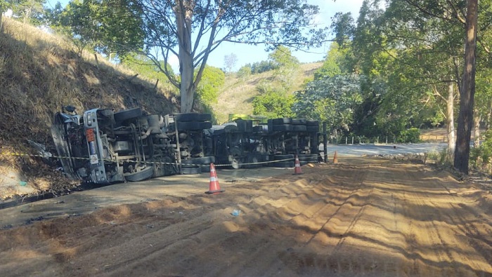 ES-245 liberada (parcialmente) após carreta carregada com piche tombar em Rio Bananal. 3 pessoas feridas