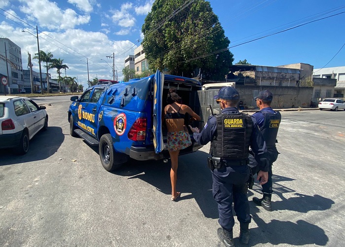 Araçá: GCM prende mulher procurada pela justiça de Linhares