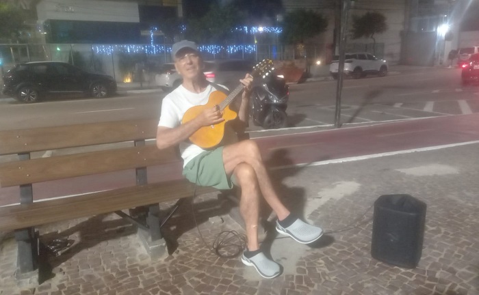 Olha ele: Médico de Linhares e a música no calçadão da praia. Citou nomes e mandou abraços!