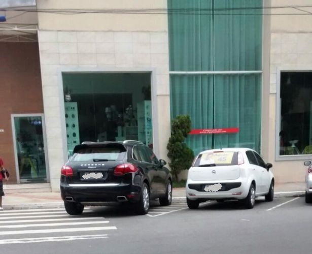 Veículo estacionado em local proibido revolta pedestre no Centro de Linhares