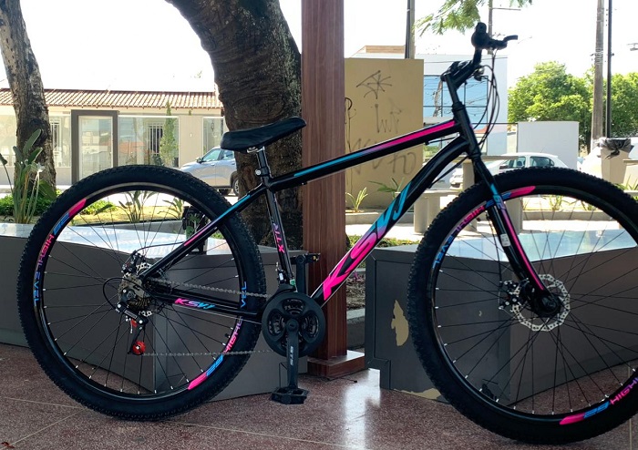 Bandido luta com vítima e rouba bicicleta no Centro de Linhares