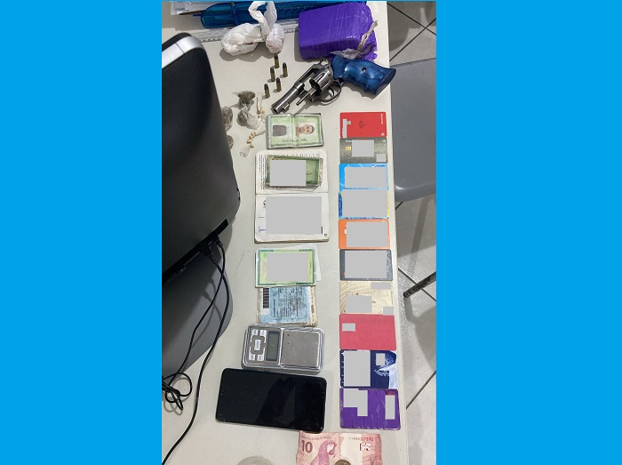Sooretama: Tablete de maconha e outros materiais apreendidos. “Jogador” e comparsa escapam