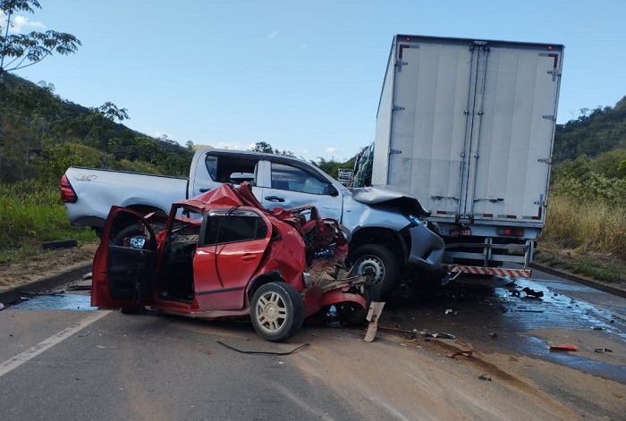 Vítimas socorridas em estado grave: Três carros envolvidos em acidente na BR-259, em João Neiva