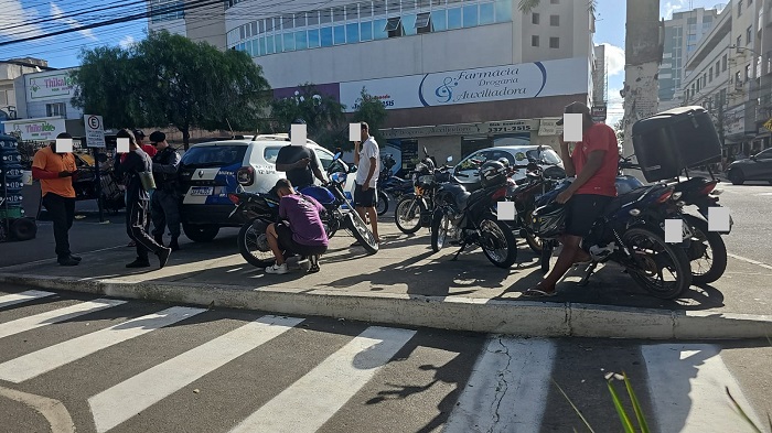 Motociclistas notificados, e escapamento barulhento retirado de motos no Centro de Linhares
