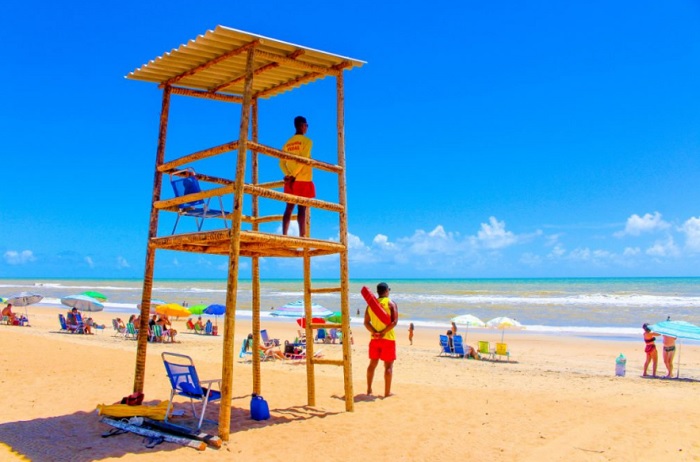 Fim de semana: Guarda-vidas começam a atuar nas praias de Linhares 