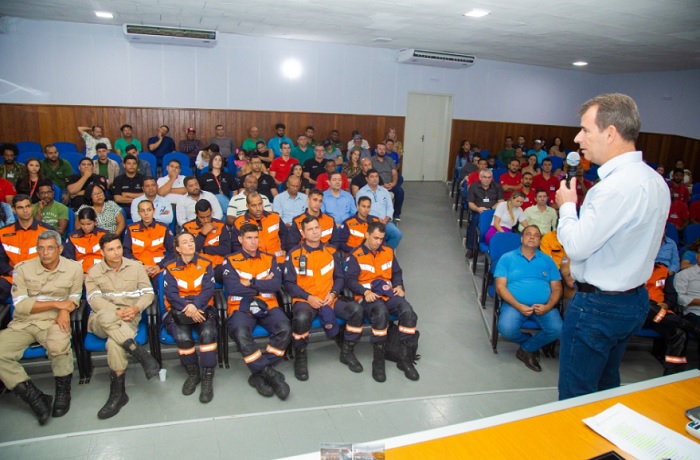 Cacau Show: Bombeiros e voluntários que atuaram no incêndio são homenageados pela Prefeitura de Linhares