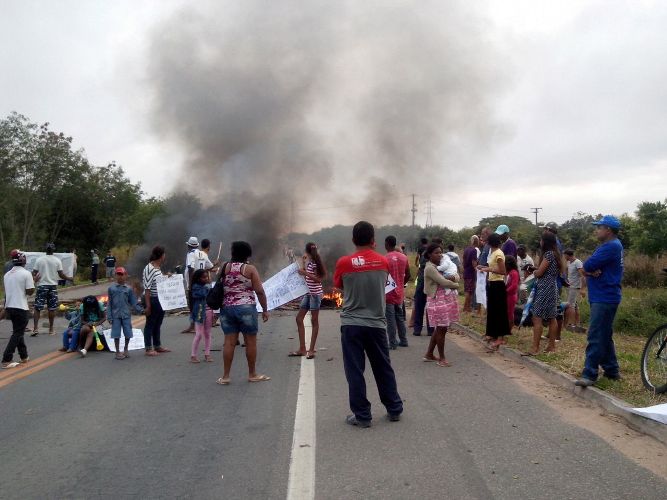 Manifestantes bloqueiam BR-101 para pedir aluguel social