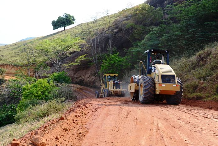 Após 10 anos: estrada que liga Córrego do Meio e Pedrolândia recebe manutenção