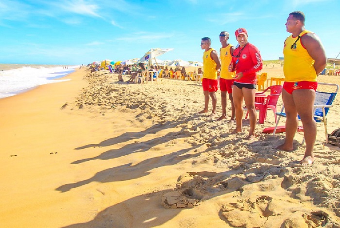 Verão 2024: guarda-vidas de prontidão para atender ocorrências nas praias de Linhares