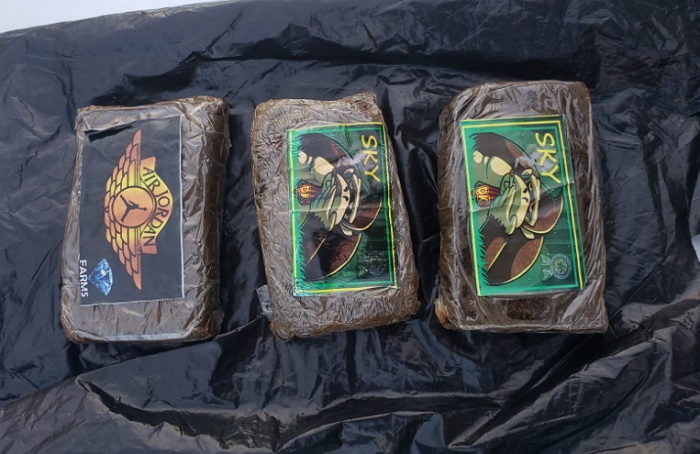 Dois homens presos suspeitos de envolvimento com tráfico de drogas em Vila Velha