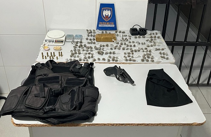 Juparanã: Muita droga, arma, munições e outros materiais apreendidos pelo G.A. Suspeito fugiu