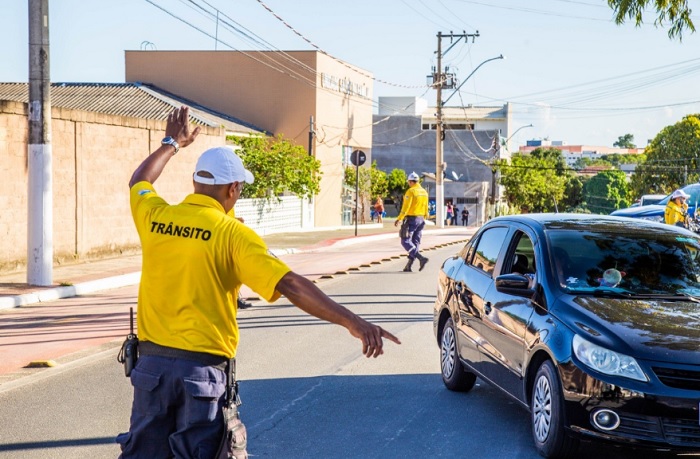 Agentes atuam na organização do trânsito do Araçá e Centro de Linhares após desabamento de passarela