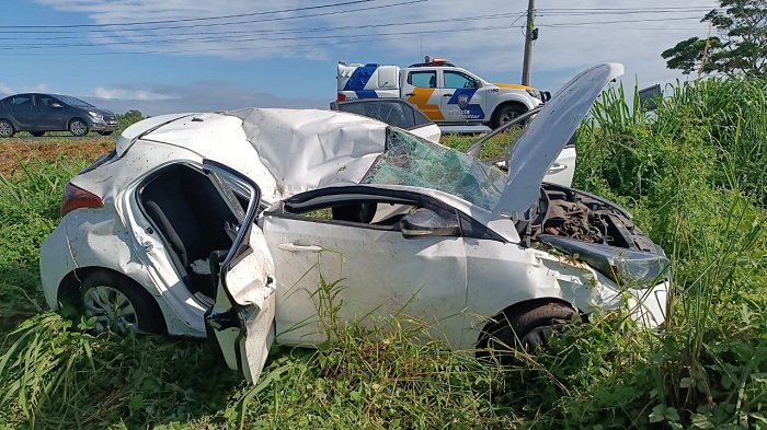 Carro com casal e 3 crianças capota na ES-248, Linhares