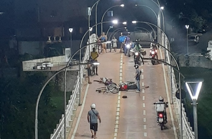 Acidente entre moto e bike na “passarela”, em Linhares