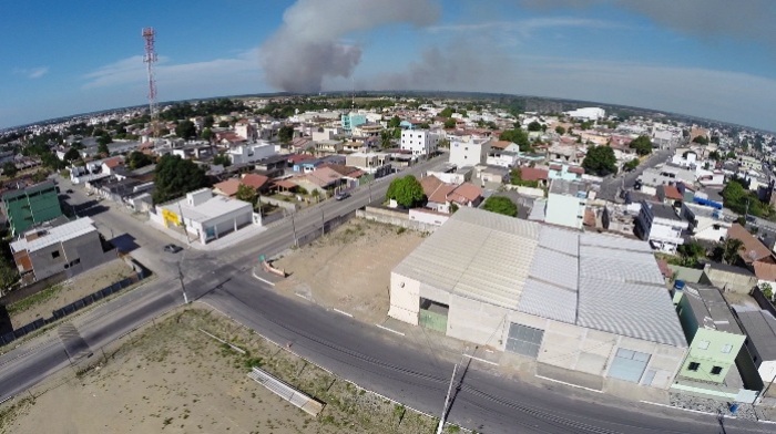 Incêndio destrói propriedade na região da Lasa. Fogo teria atingido granja