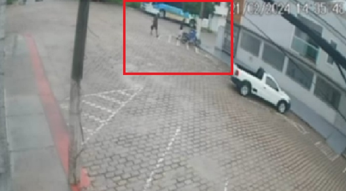 Mulher tem moto furtada em plena luz do dia no Centro de Linhares