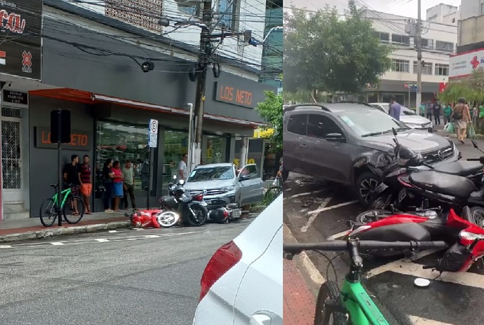 Carro “invade” estacionamento e atinge motos no Centro de Linhares