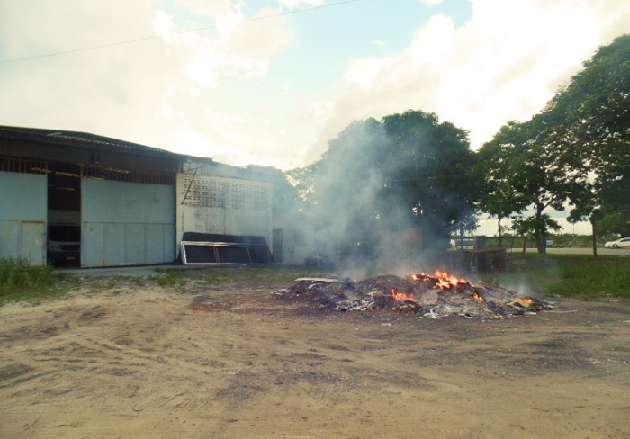 Empresa multada por queimar resíduos próximo ao Aeroporto de Linhares. Pode chegar a R$ 25 mil