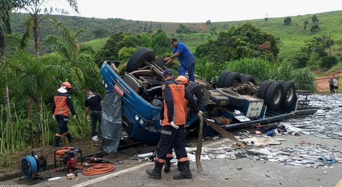 Mais morte na BR-259, em João Neiva. Veículo é da BA, e condutor morreu no local