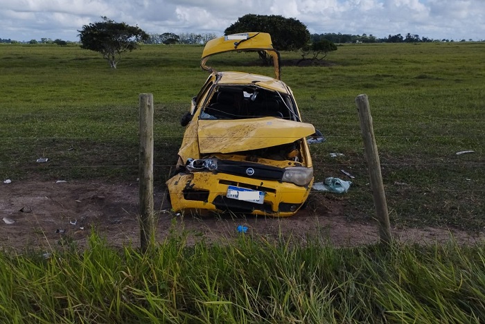 Carro capota e deixa 1 morto e 4 feridos na Estrada do Pontal