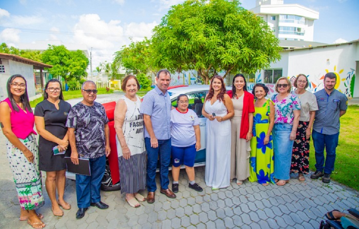 Prefeito participa de entrega de veículo para a Pestalozzi de Linhares