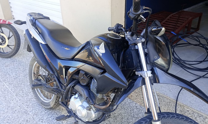 Bandidos abandonam moto roubada, leitores reconhecem e avisam vítima