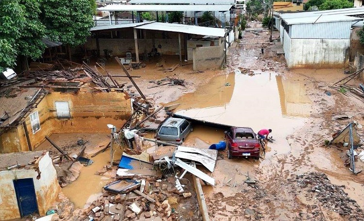 Chuva: 15 mortos e mais de 4,5 mil 
