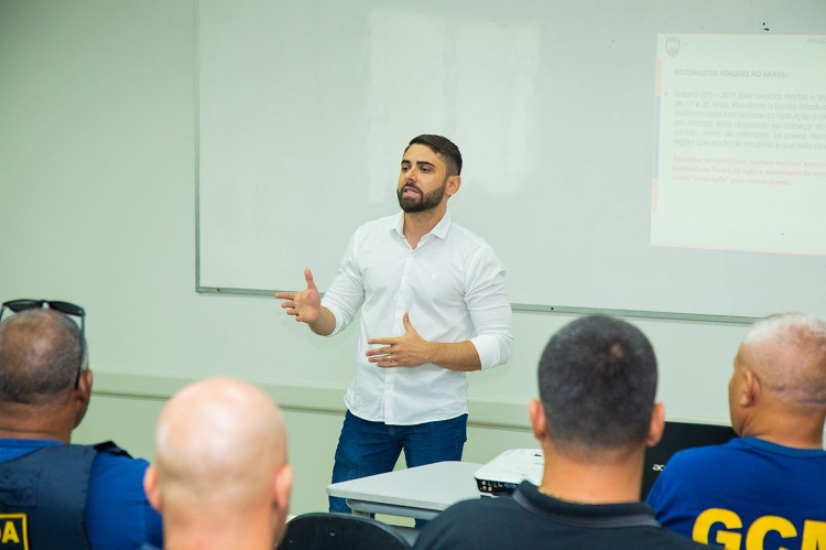 Porte de armas: Delegado André Jaretta Ardison ministra palestra para GCMs de Linhares