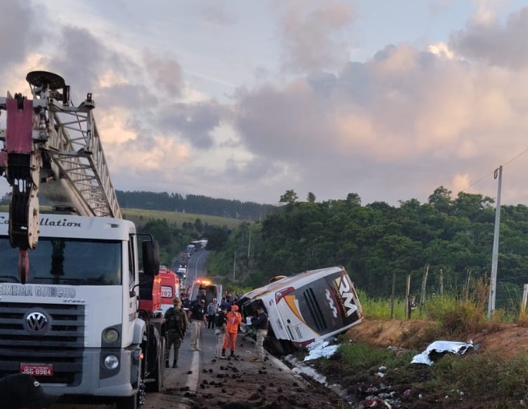 23 feridos e 9 mortos em acidente com ônibus de turismo na BR-101, BA