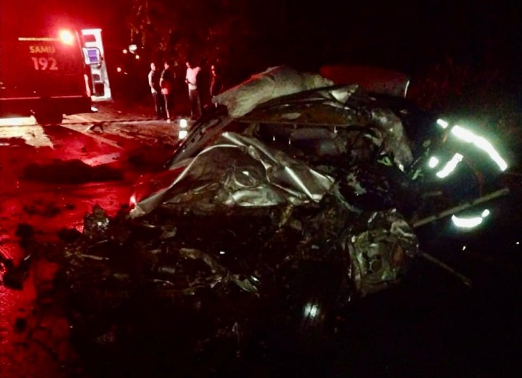 5 mortos na BR-101, em Presidente Kennedy. Acidente envolveu quatro veículos