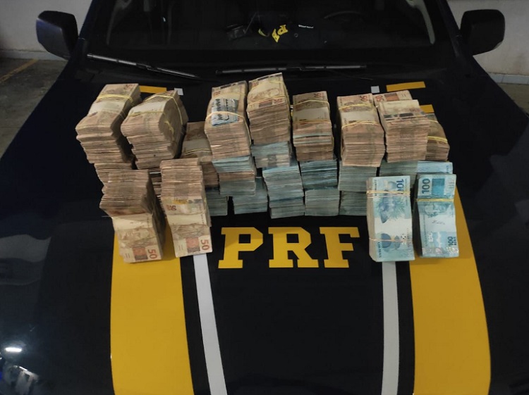 Mais de R$ 1 milhão apreendidos na Dutra, em SP. ES é citado na ocorrência