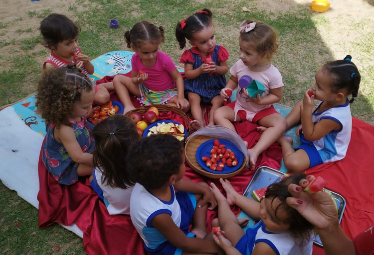 Lindo! Crianças reconhecem cores durante piquenique em Ceim de Linhares