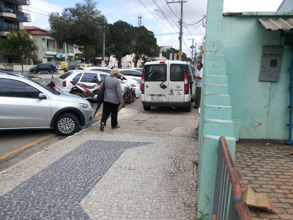 Estacionamento irregular irrita internauta