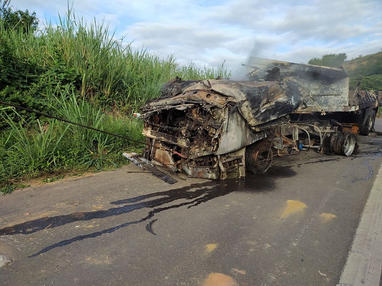 Carreta capota na BR-259, em Colatina. Motorista não se feriu