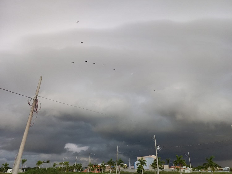 Muitas nuvens escuras: Leitores mostram o tempo em Linhares