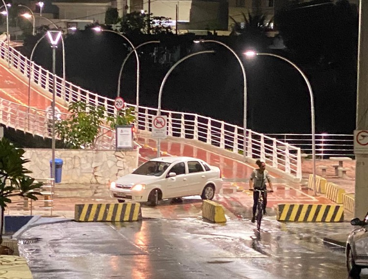 Outro carro flagrado trafegando pela passarela em Linhares. Não pode