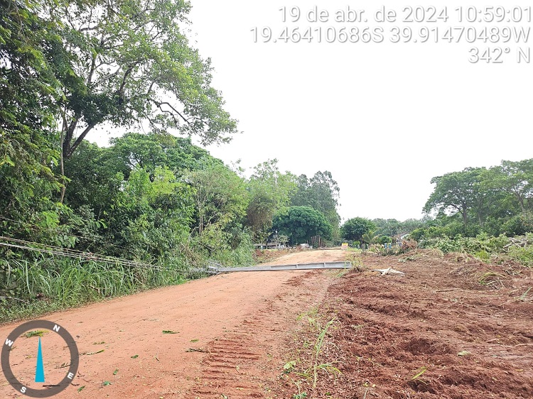 Três postes da rede elétrica caem na Estrada de Povoação